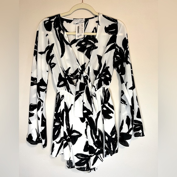 White and black long sleeve romper - Picture 1 of 5